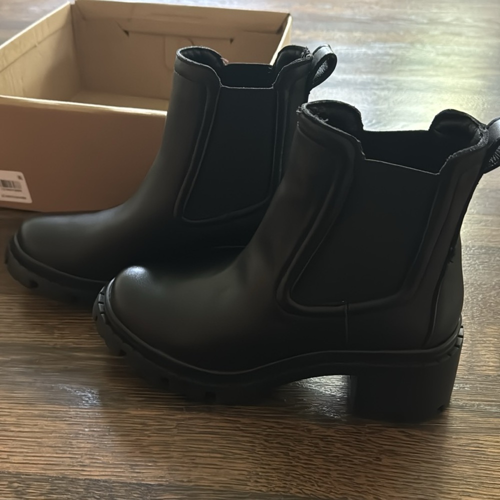 Brand new Steve Madden boots